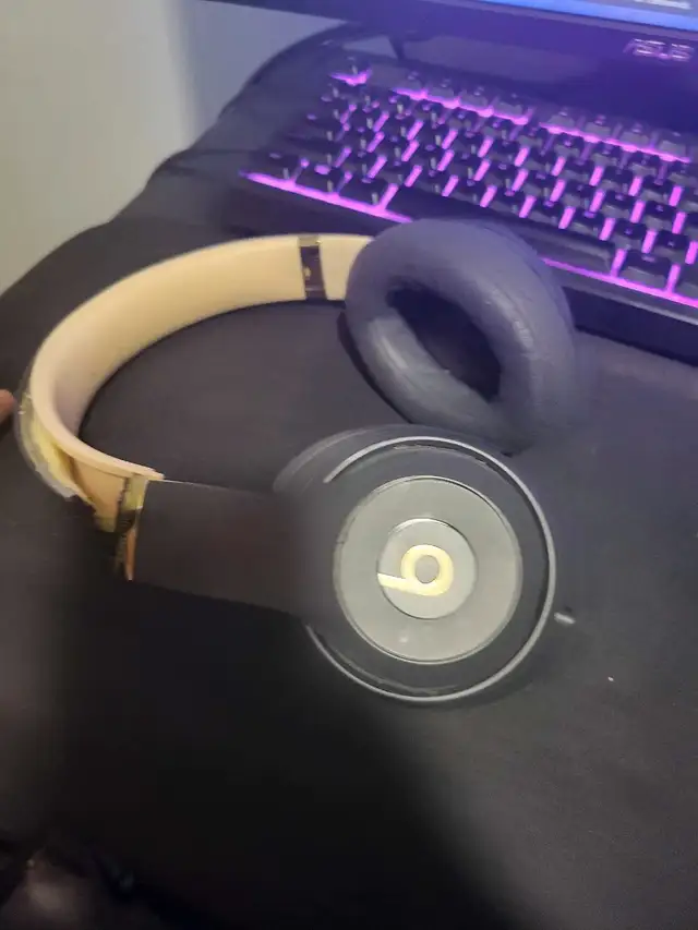  Beats Studio 3 Wireless – Broken Hinge but Works Perfectly in Headphones in London - Image 3