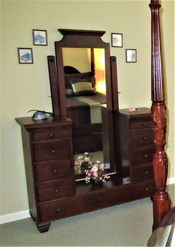 SOLID WOOD DRESSER WITH MIRROR Dressers & Wardrobes Delta/Surrey