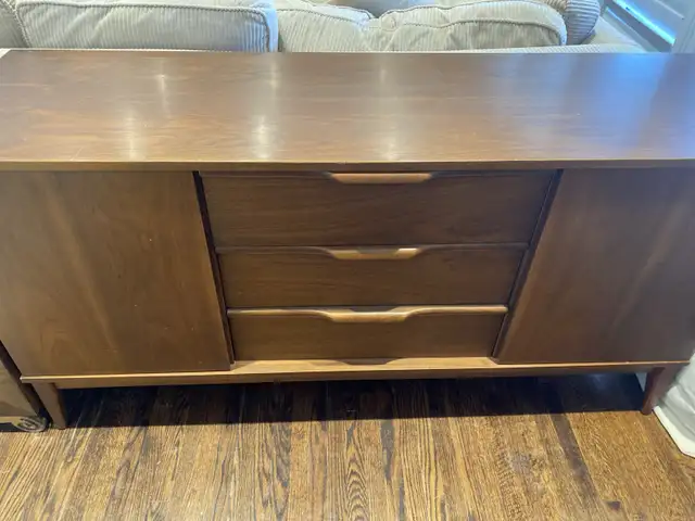 Vintage Walnut Sideboard in Dressers & Wardrobes in City of Toronto - Image 2