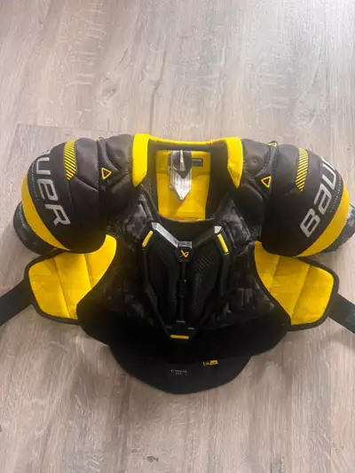 Very good condition shoulder pads. Coming from a non smoker home