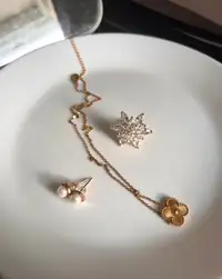 Gold flower necklace pearl earrings 