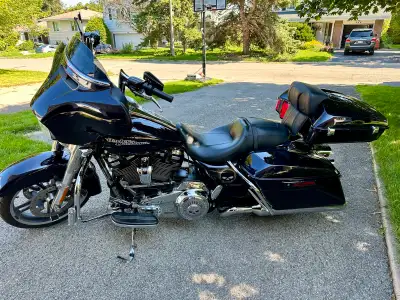 2019 Street Glide, 19000 km. Mint Condition, no accidents, no drops, no scratches. 107 Screaming Eag...