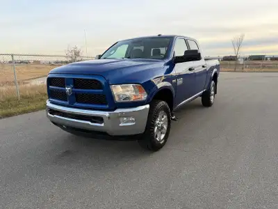 This is a 2014 Ram 2500 Heavy Duty SLT with the 6.4L Hemi and it only has about 160,000km!!! Super s...
