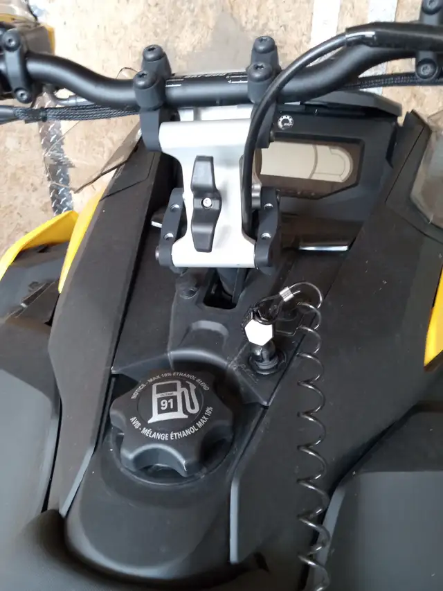 2023 BLK & YLW SKI-DOO RENEGADE 850R X - E-TEC $11,888.00 FIRM! in Snowmobiles in City of Toronto - Image 3