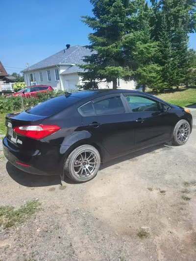 Kia forte 2015 , très bien entretenu. Tapis hiver moulé weather tech. Démarreur à distance. Mag avid...
