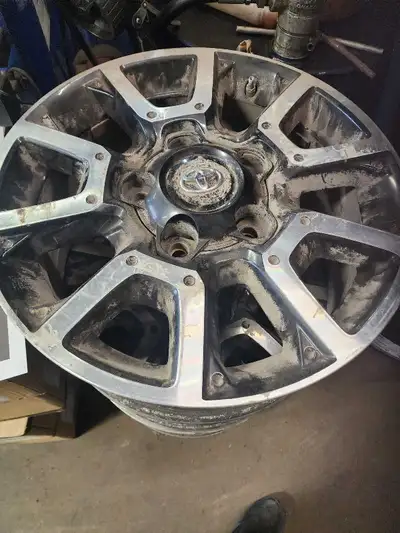 Je vends 4 mags Toyota Tacoma de 18 pouces, idéaux pour rehausser l'apparence de votre camionnette....