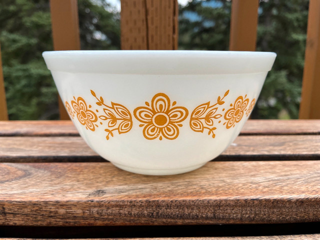 Vintage Pyrex Butterfly Gold 402 Mixing Bowl 1972 in Arts & Collectibles in Calgary - Image 3