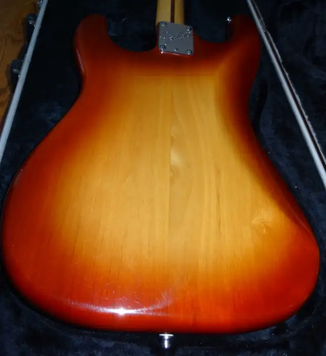 1983 American Fender Stratocaster in Guitars in Ottawa - Image 6