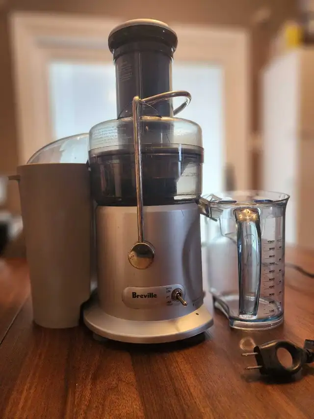 Breville Juice Fountain & 2 juicing books in Processors, Blenders & Juicers in Kitchener / Waterloo - Image 3