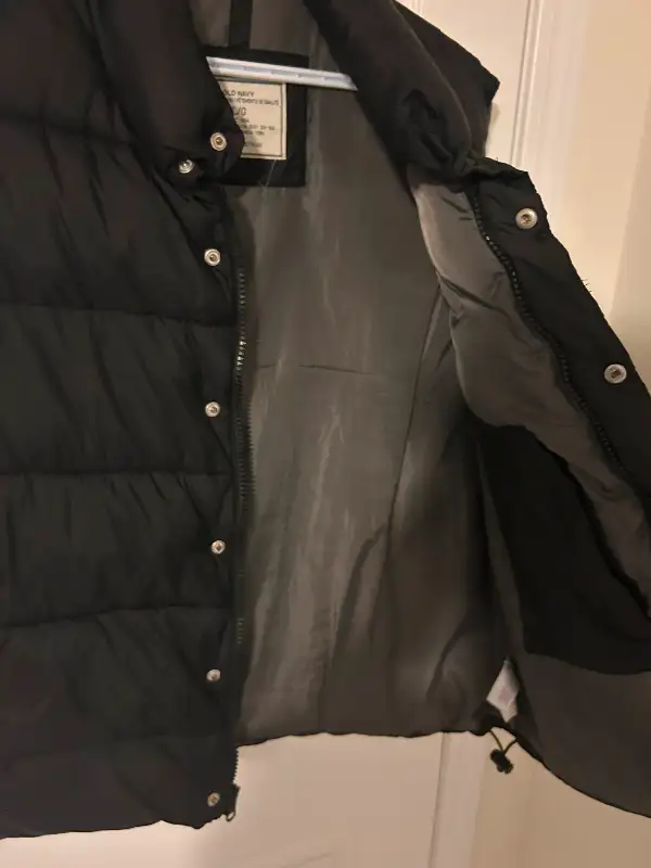 Black Puffer Vest from Old Navy in Men's in Brantford - Image 4