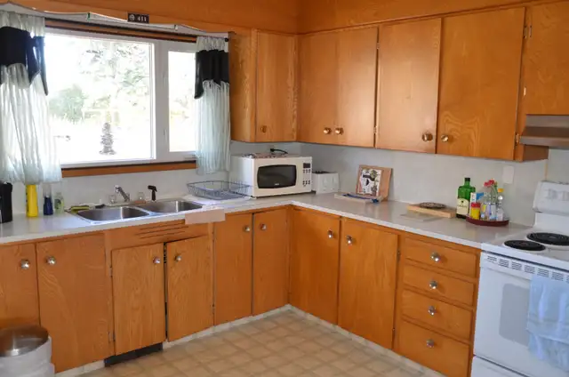 Full furnished 2bedroom house NW University, C-train, Hospital,