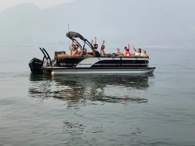 Features.**, 10' Bimini Top w/ Stainless Quick Release & Trailering Struts, 28 Gallon Fuel Tank in M...