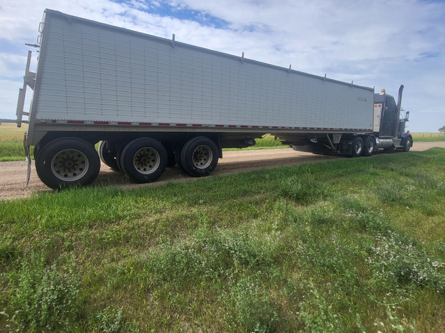 2014 Wilson Commander 46ft 2 Hopper Grain Trailer in Farming Equipment in Red Deer