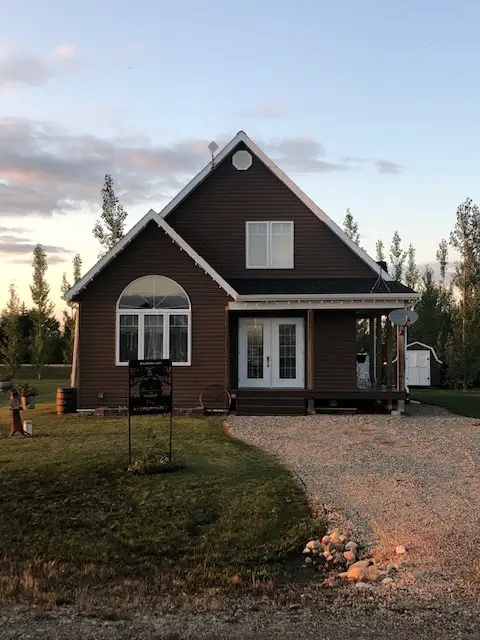 Spacious 3 bed 2 bath cabin at Chorney Beach in Saskatchewan in Canada - Image 2