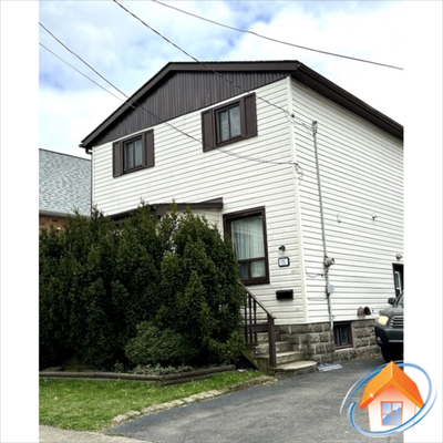 10 min walk to McMaster, 3 min to bus stop, 10 min to grocery store, restaurants and coffee shops. H...