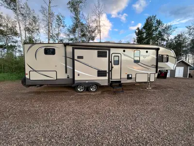 2016 Hideout Fifth Wheel Trailer – Great Family Unit! Looking for a reliable and comfortable family...