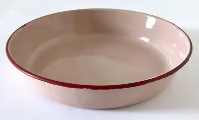 Antiquité 1950 Plat creux en fer émaillé rose ligné rouge, View more