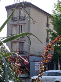 Vend immeuble, six appartements, 1 dépanneur + 4 garages + cours