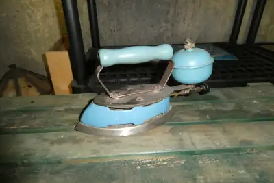 Fer à repasser ancien au gaz modèle 4A, fonte émaillée bleu froi, View more