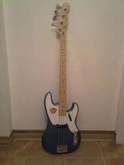 Excellent Condition. Never gigged, only used in house and studio. Sticker is still on with a light c...