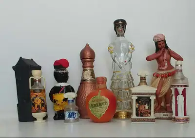 10 mini bouteilles d'alcool de collection. Idéales dans un bar ou comme déco.