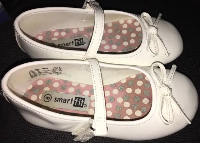 Toddler girls size 8 dress shoes in Other in Guelph - Image 3