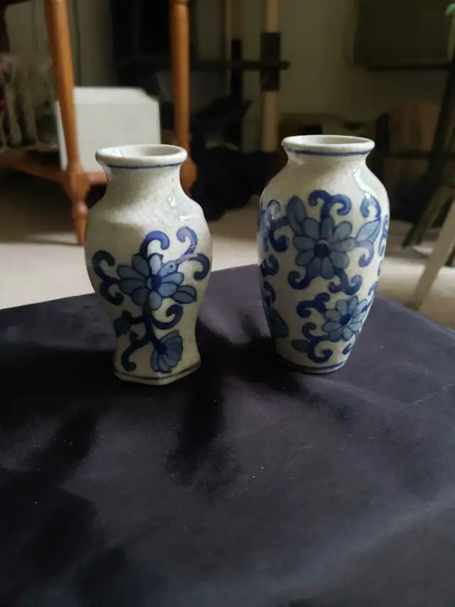BUNDLE-7 Small Vases in Home Décor & Accents in London - Image 4