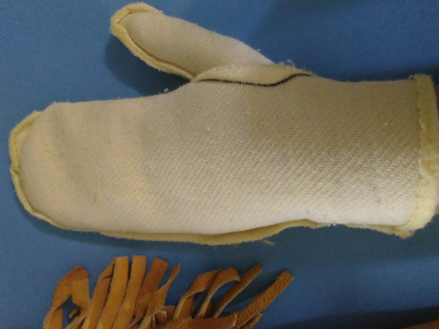 Hand Crafted Lined Leather Canadian mitten in Arts & Collectibles in City of Toronto - Image 4