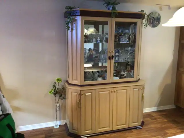Buffet vaisselier et table en bois orme $1,500 in Dining Tables & Sets in Longueuil / South Shore - Image 3