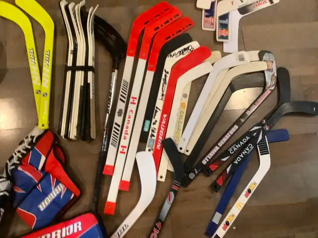 Goalie and hocHelmets, skates, mini sticks anfequipment, in Hockey in St. Catharines - Image 8