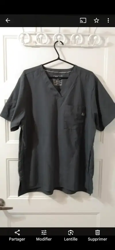 Uniformes infirmiers x 3 gris Grandeur large , homme Utilisation seulement quelques jours Changement...