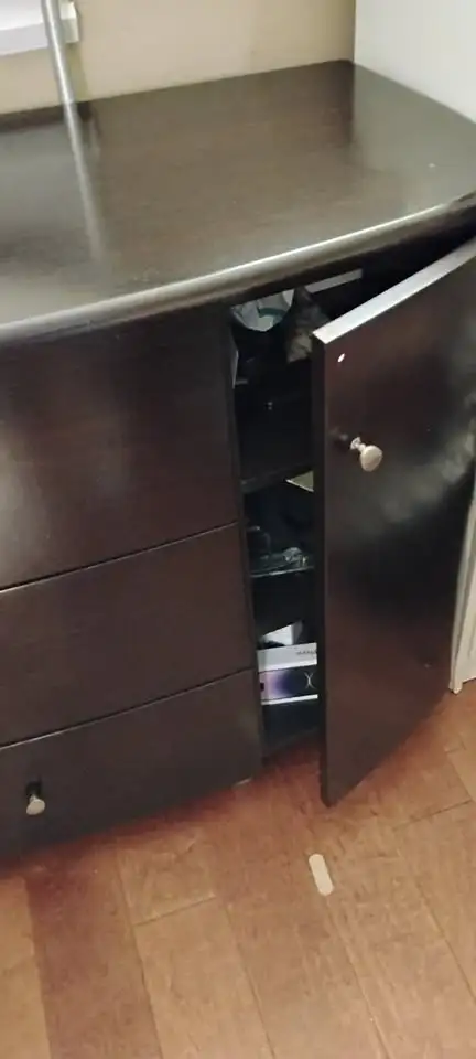 Dresser with mirror - solid wood in Dressers & Wardrobes in Mississauga / Peel Region - Image 6