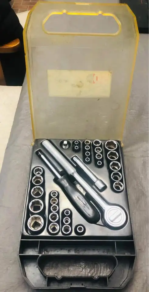 50 PC SOCKET SET 1/4”& 3:8”DRIVE S.A.E/METRIC in Hand Tools in Hamilton - Image 4