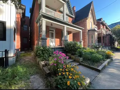 A beautiful second storey 2-bedroom, 1 bathroom apartment in Sandy Hill. Includes a balcony overlook...