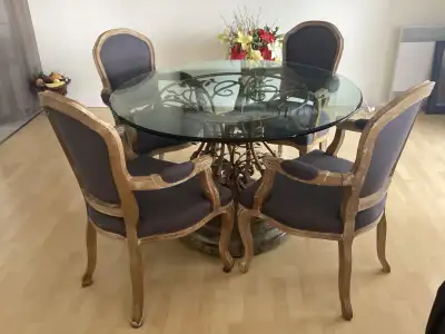 Table cuisine haute gamme quatre chaises capitaines , aperçu européen , vitre sur le dessus épaisseu...