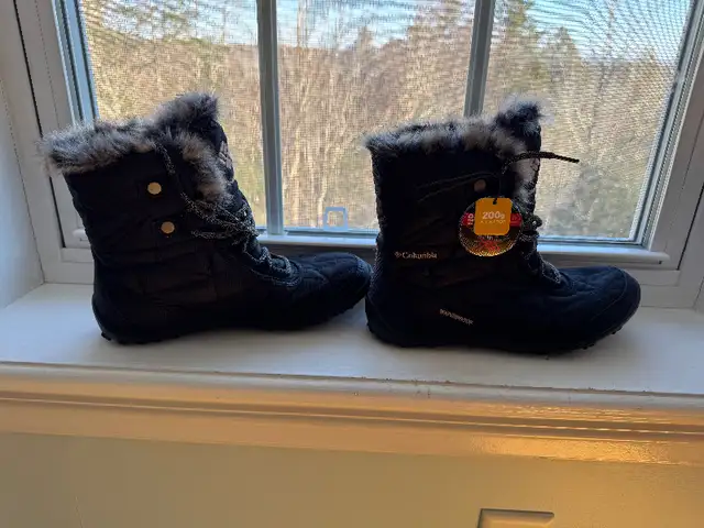 Columbia women’s boots in Women's - Shoes in Bedford - Image 3