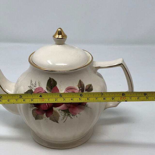 Vintage Sadler Red and Pink Rose Teapot in Arts & Collectibles in Kitchener / Waterloo - Image 4