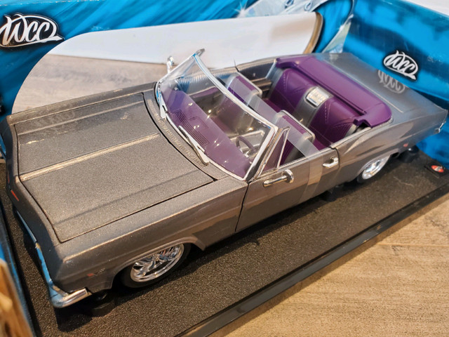 1:18 Diecast Hot Wheels Whips 1965 Chevrolet Impala Lowrider Gre in Arts & Collectibles in Kawartha Lakes - Image 3