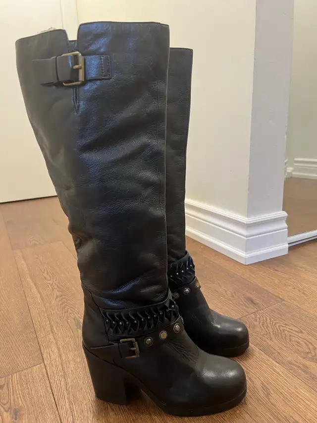Leather thick-soled women's boots in Women's - Shoes in City of Toronto - Image 3