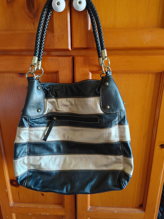 PURSE IN EXCELLENT CONDITION  in Women's - Bags & Wallets in Norfolk County