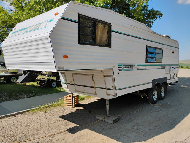 5th Wheel Camping Trailer  in Travel Trailers & Campers in Lethbridge - Image 2