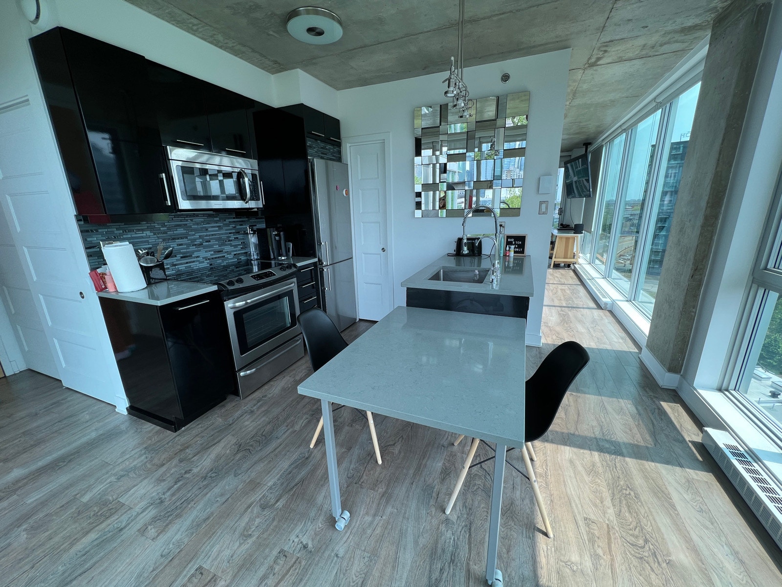 3 1/2 furnished condo in griffintown. amazing view — photo 2