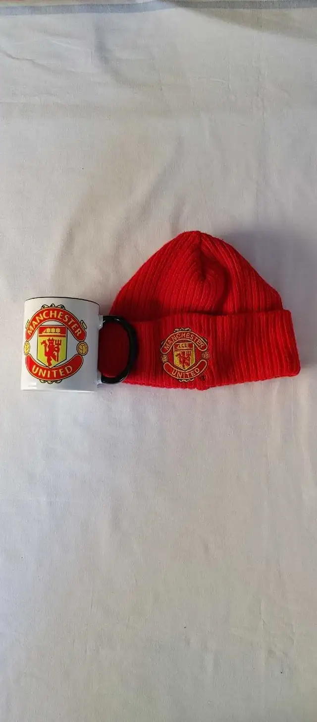 Manchester United Toque & Mug in Arts & Collectibles in Calgary - Image 2