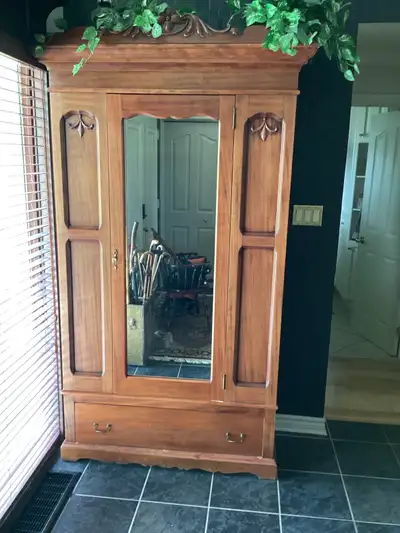 Armoire en acajou solide, View more