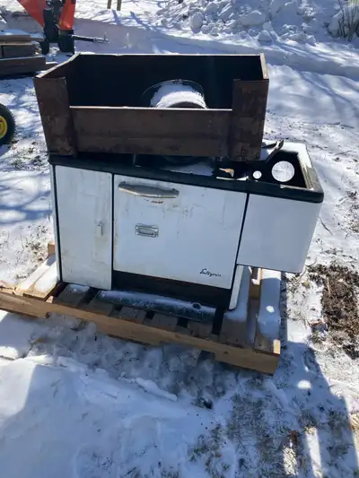 Vintage cook stove. Not needed anymore as an upgrade was purchased. Fairly heavy but I can help the...