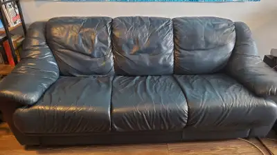 Divan 3 places en cuir véritable à donner si vous venez le chercher dans le H1L Merci