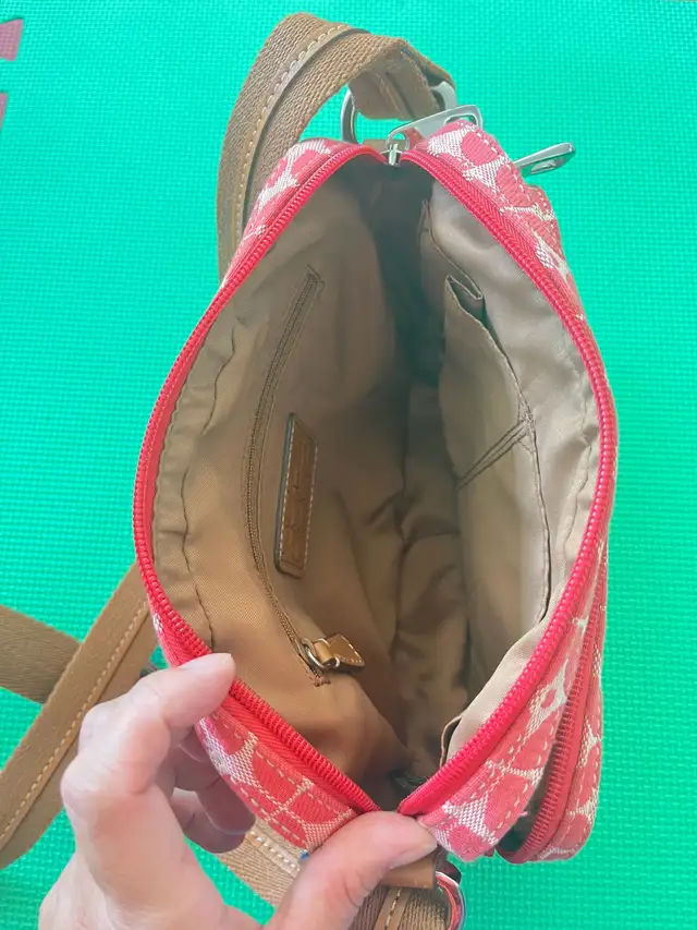 Woman’s Red Fossil Handbag  in Women's - Bags & Wallets in City of Toronto - Image 5