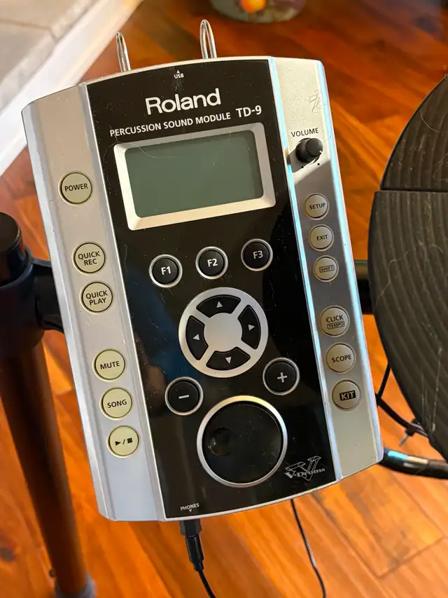 Roland TD-9S V-Tour Series Drum Kit Plus Pearl Single Drum Pedal in Drums & Percussion in Mississauga / Peel Region - Image 3