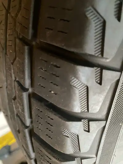 Yokohama icegard 215/70/16 mag 5 x114.3 bore 66.1. Équivaut 225/60/17 Ensemble pneus hiver mag 215/7...