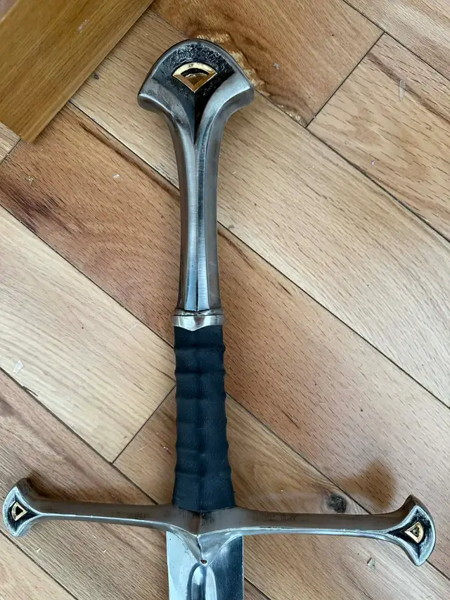 Épée décorative style Andúril in Arts & Collectibles in Laurentides - Image 3